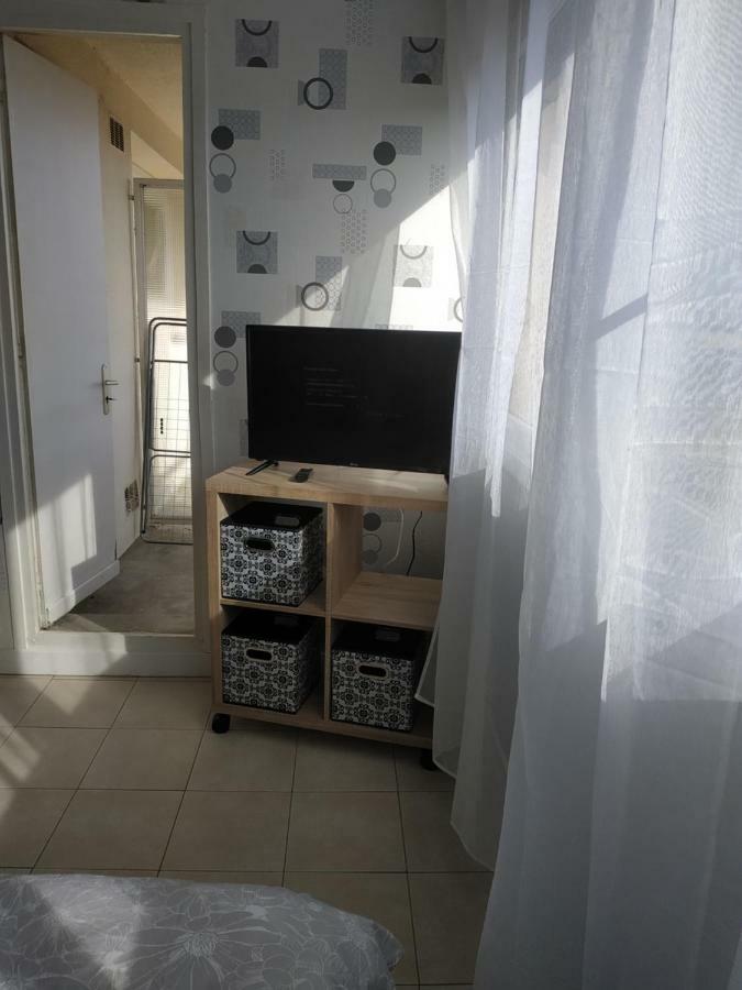 Le Petillant Pour 3 Personnes Sens Exterior photo